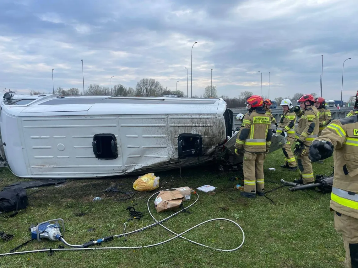 Koszmarny wypadek na A4. Bus z dzieckiem dachował, na ratunek ruszyli żołnierze