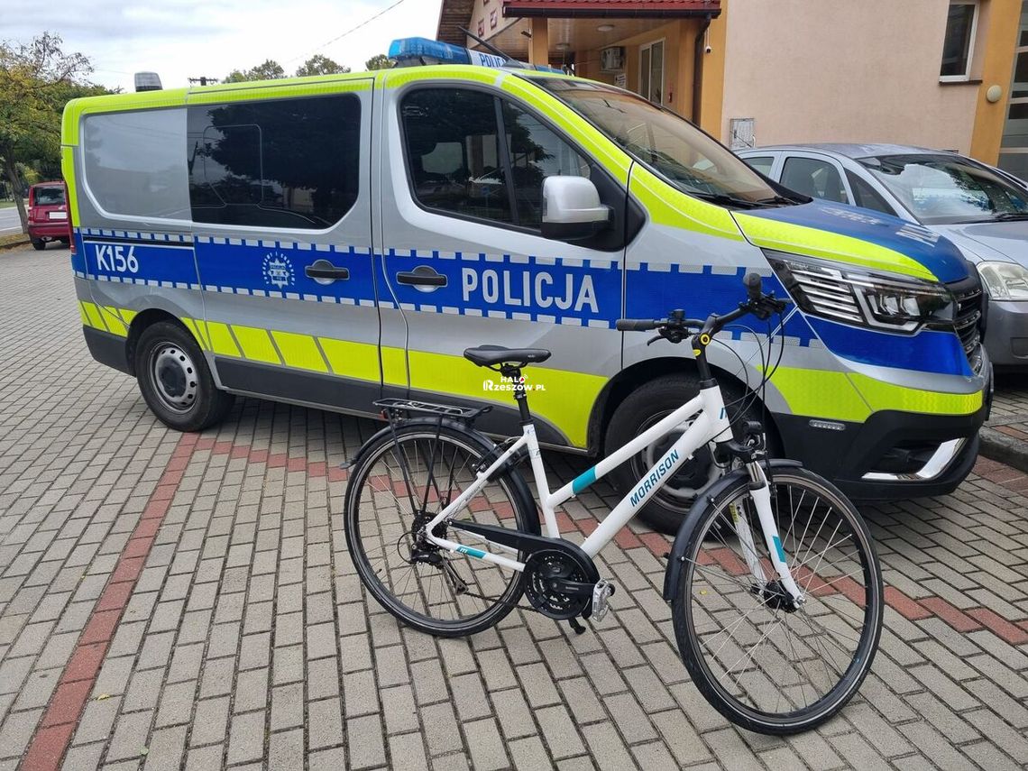 Kradzież pod sklepem w Kamieniu. Policjanci rozpoznali złodzieja na monitoringu i odzyskali rower