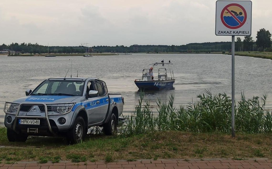 Krok od tragedii! Policjanci uratowali matkę z dzieckiem na zalewie Podwolina!