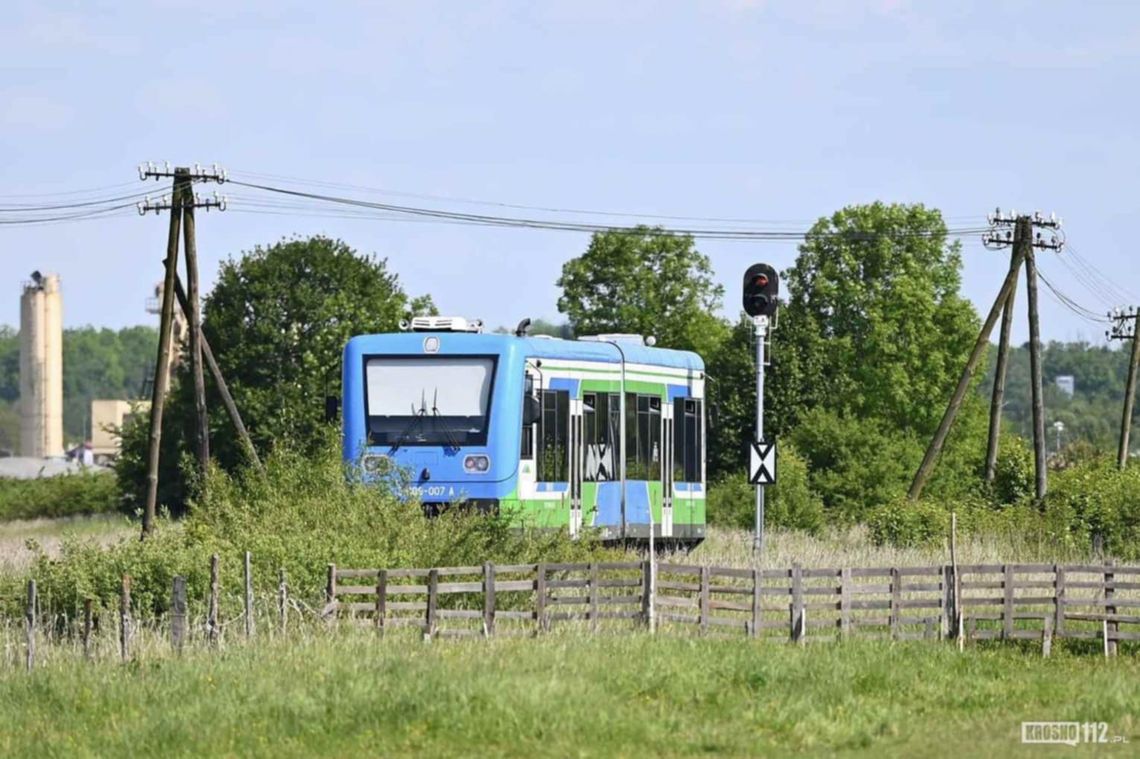 Krosno: Zderzenie szynobusu z autem kurierskim