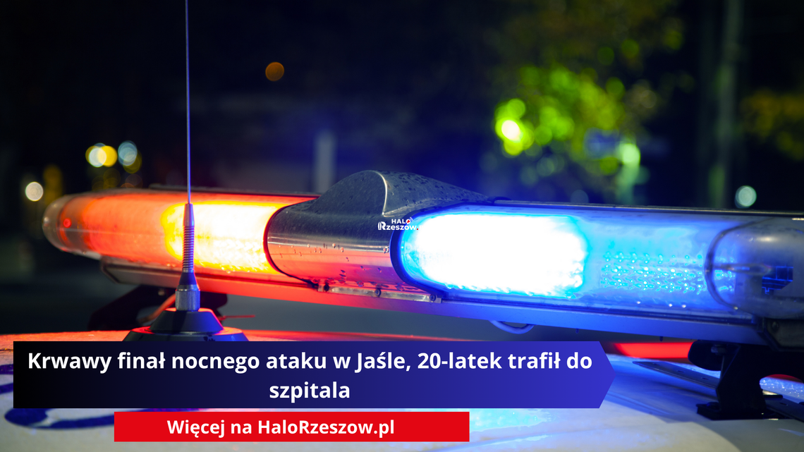 Włączenie świateł policyjnych w nocy z nałożonym tekstem: "Krwawy finał nocnego ataku w Jaśle, 20-latek trafił do szpitala" i przyciskiem "Więcej na HaloRzeszow.
