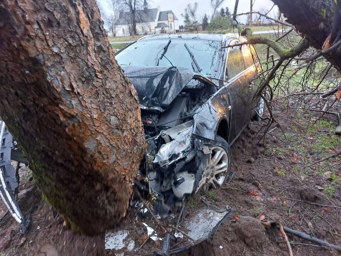 Łańcut. Wjechał w drzewo. Był pijany i poszukiwany