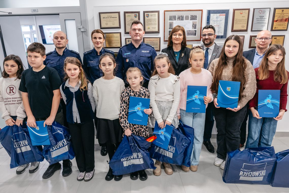 Laureaci konkursu Bezpieczne Wakacje 2025 odebrali nagrody Laureaci konkursu Bezpieczne Wakacje 2025 odebrali nagrody