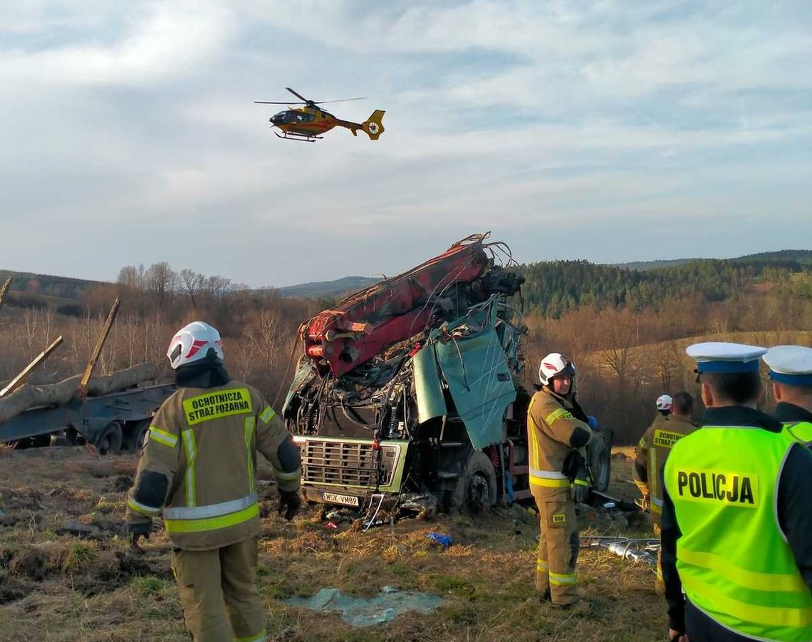 Leszczawa Dolna: Ciężarówka dachowała po sforsowaniu barierek