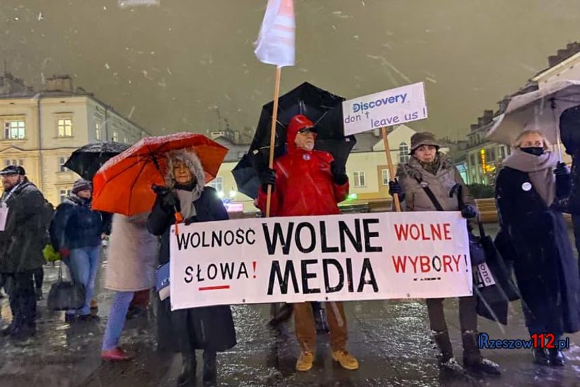 Lex TVN przyjęte. Rzeszowianie protestowali na Rynku 