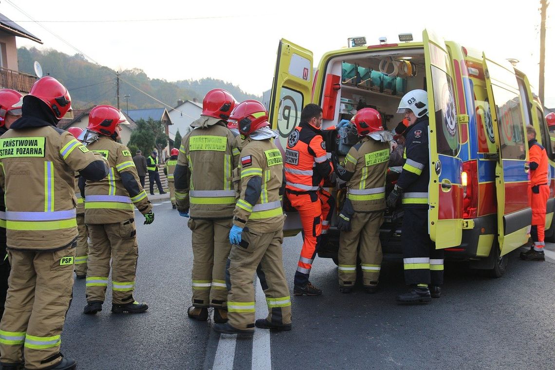 Makabryczny wypadek! Samochód spadł z podnośnika i zmiażdżył mężczyznę