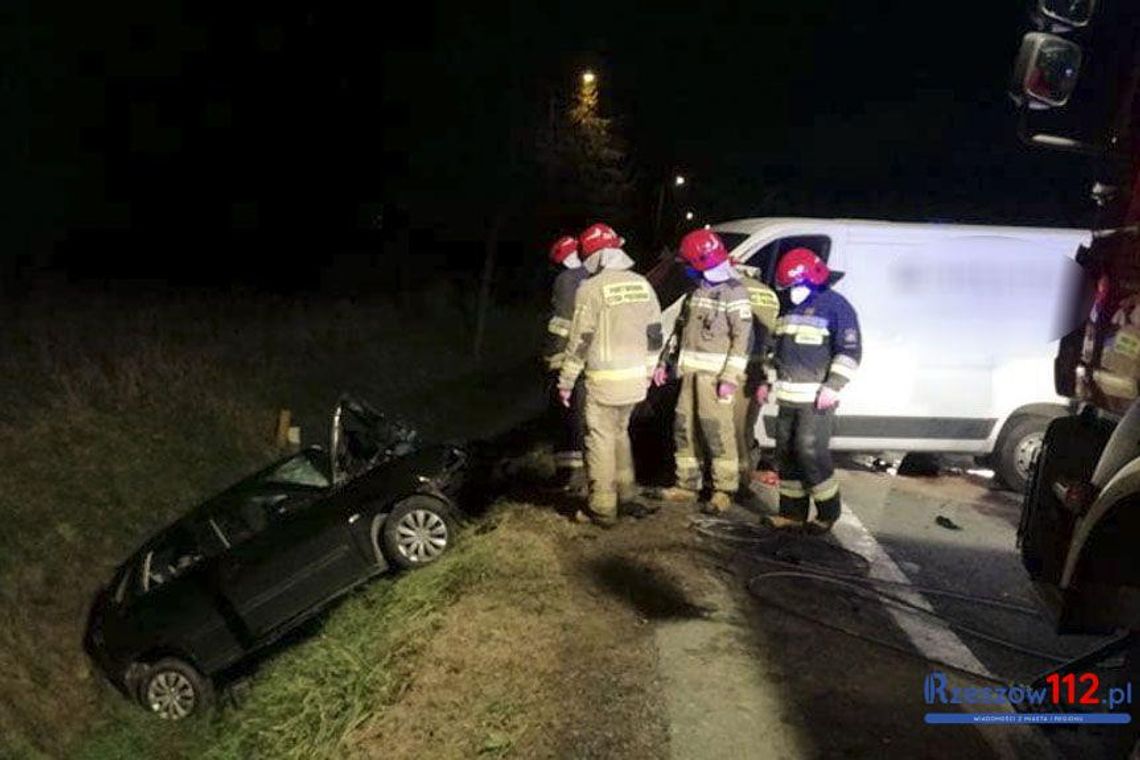 Małówka. Czołowe zderzenie busa i osobówki. Są ranni!