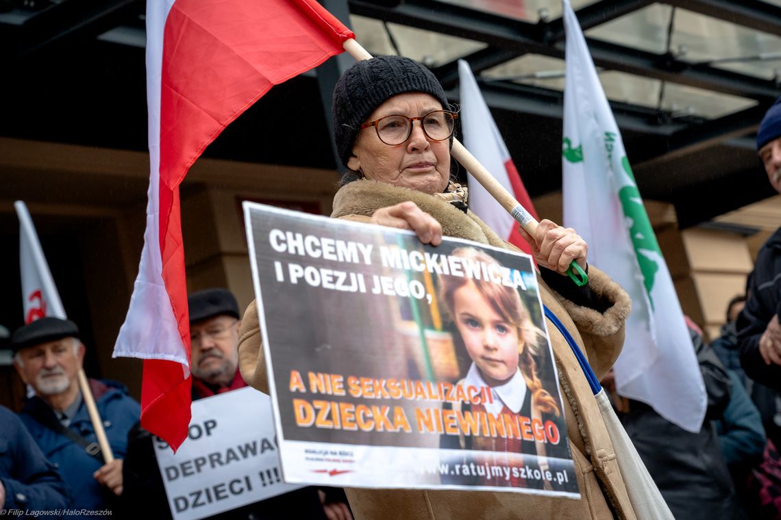 "Mamo, tato broń polskiej szkoły, by nie kończyły jej polskie matoły". Protest przed rzeszowskim kuratorium [ZDJĘCIA]