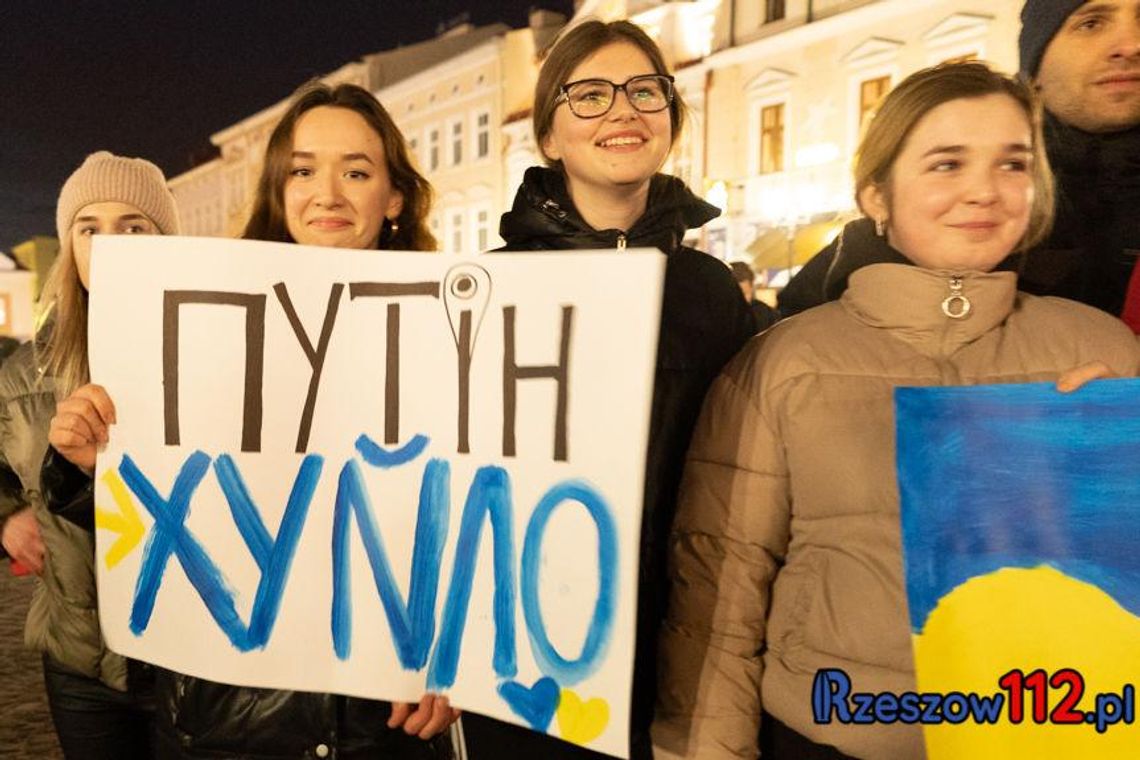 Manifestacja na Rynku w Rzeszowie: Solidarni z Ukrainą