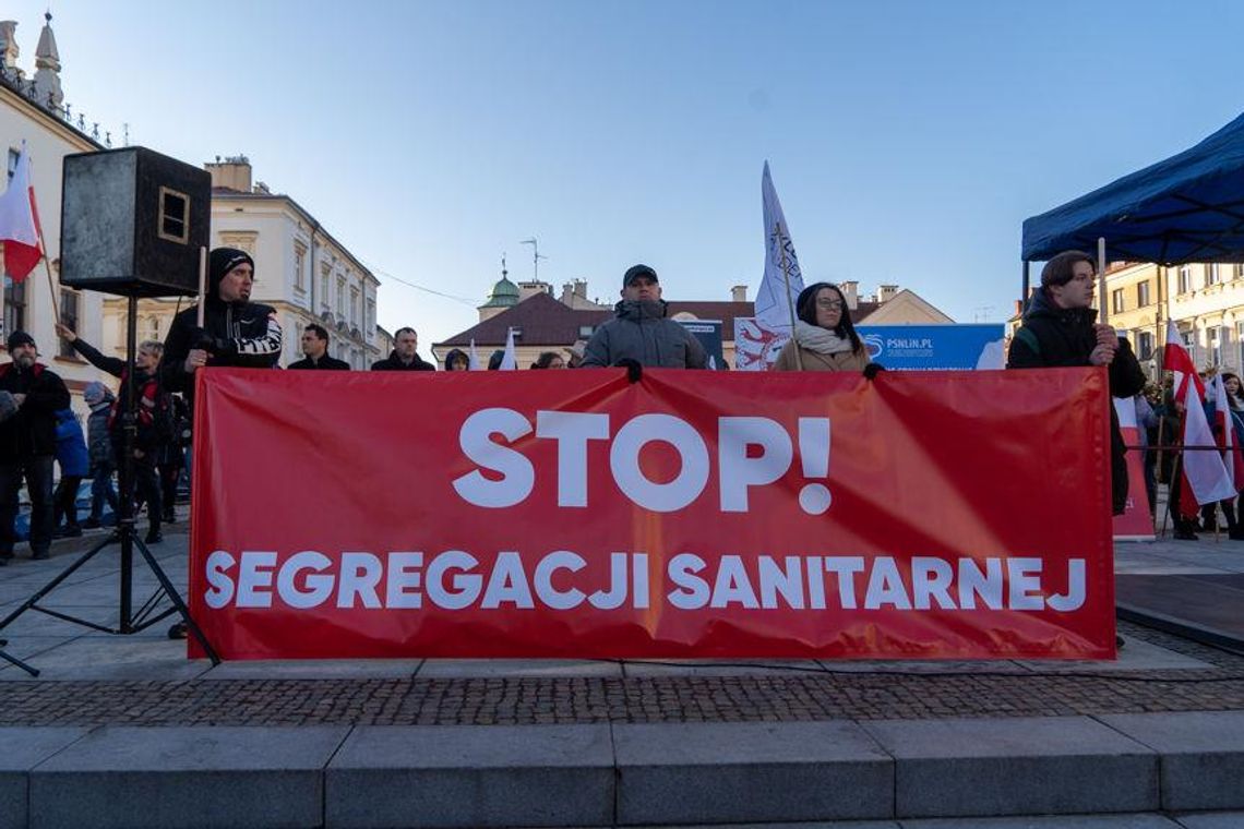 Manifestacja przeciwników segregacji sanitarnej w Rzeszowie