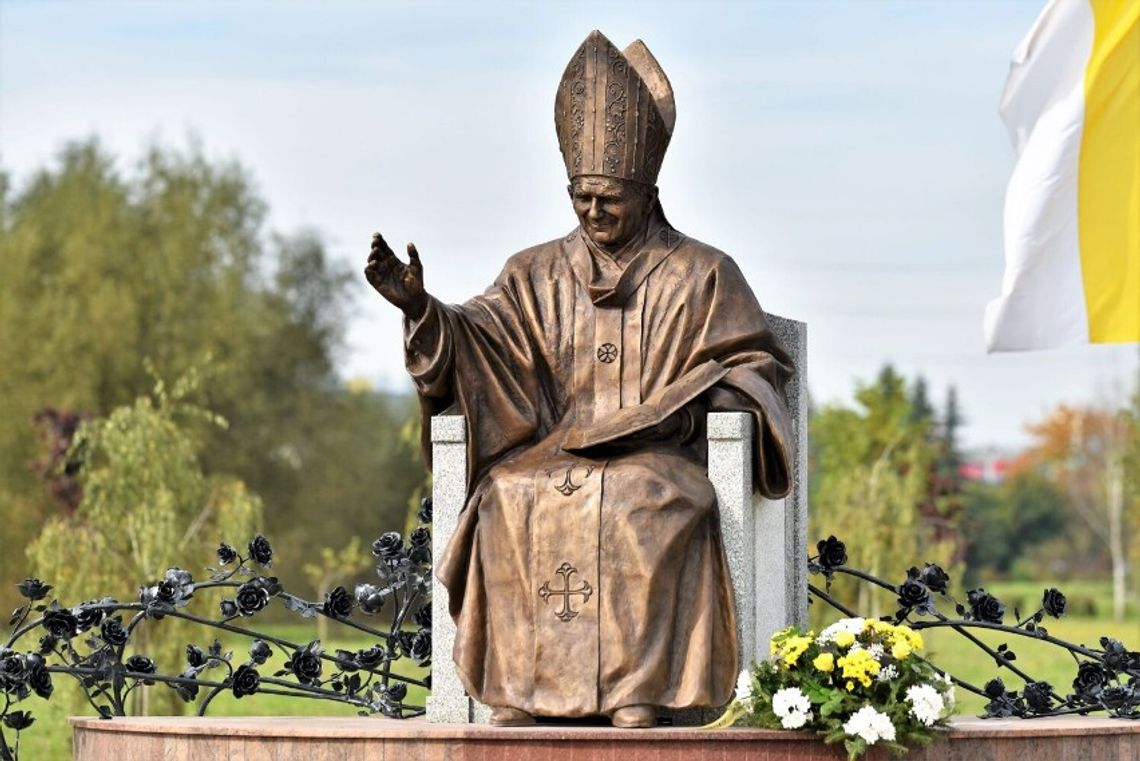 Pomnik św. Jana Pawła II w Parku Papieskim w Rzeszowie