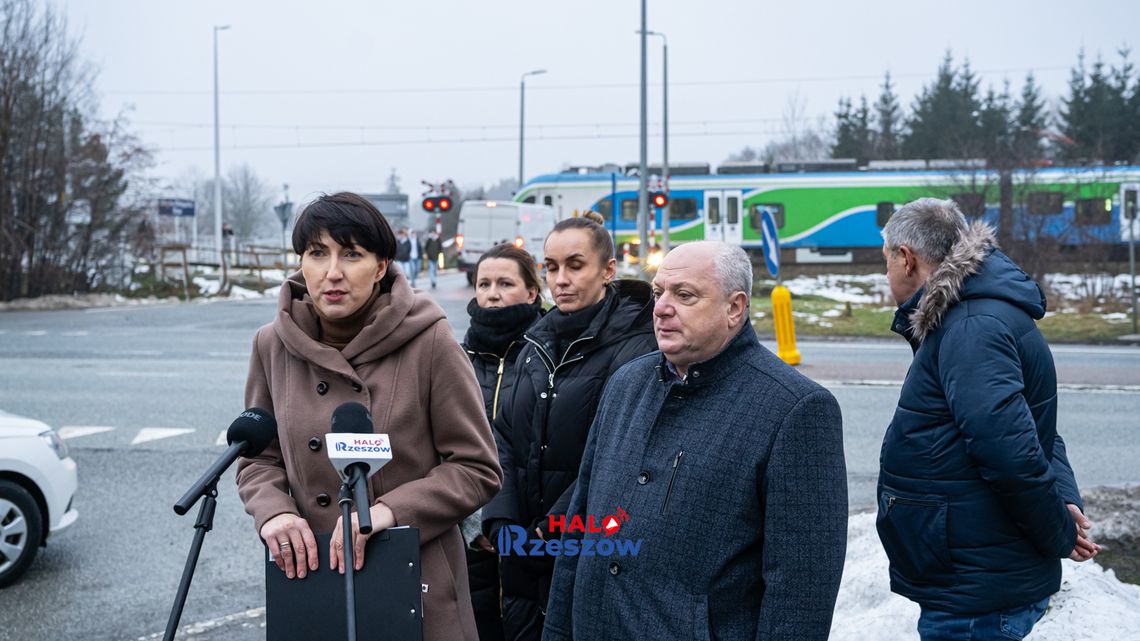 Głogów Młp. Przebiegają przez ruchliwą drogę krajową żeby zdążyć na pociąg...