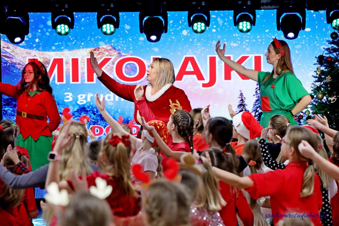 Mikołaj odwiedził dzieci z zespołów Prado Dance i Promyki w Promyki Mikołaj odwiedził dzieci z zespołów Prado Dance i Promyki w Promyki
