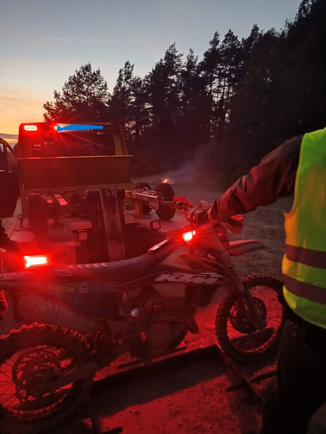 Motocyklista urządził sobie rajd po lesie i wjechał w strażnika