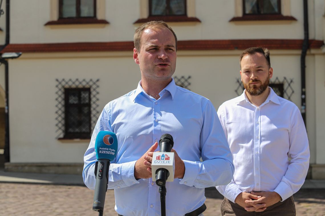"Należało pokazać żółtą kartkę". Ruch Narodowy o wotum zaufania dla Fijołka