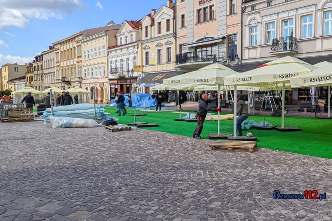 Na Rynku w Rzeszowie ruszył montaż ogródków letnich