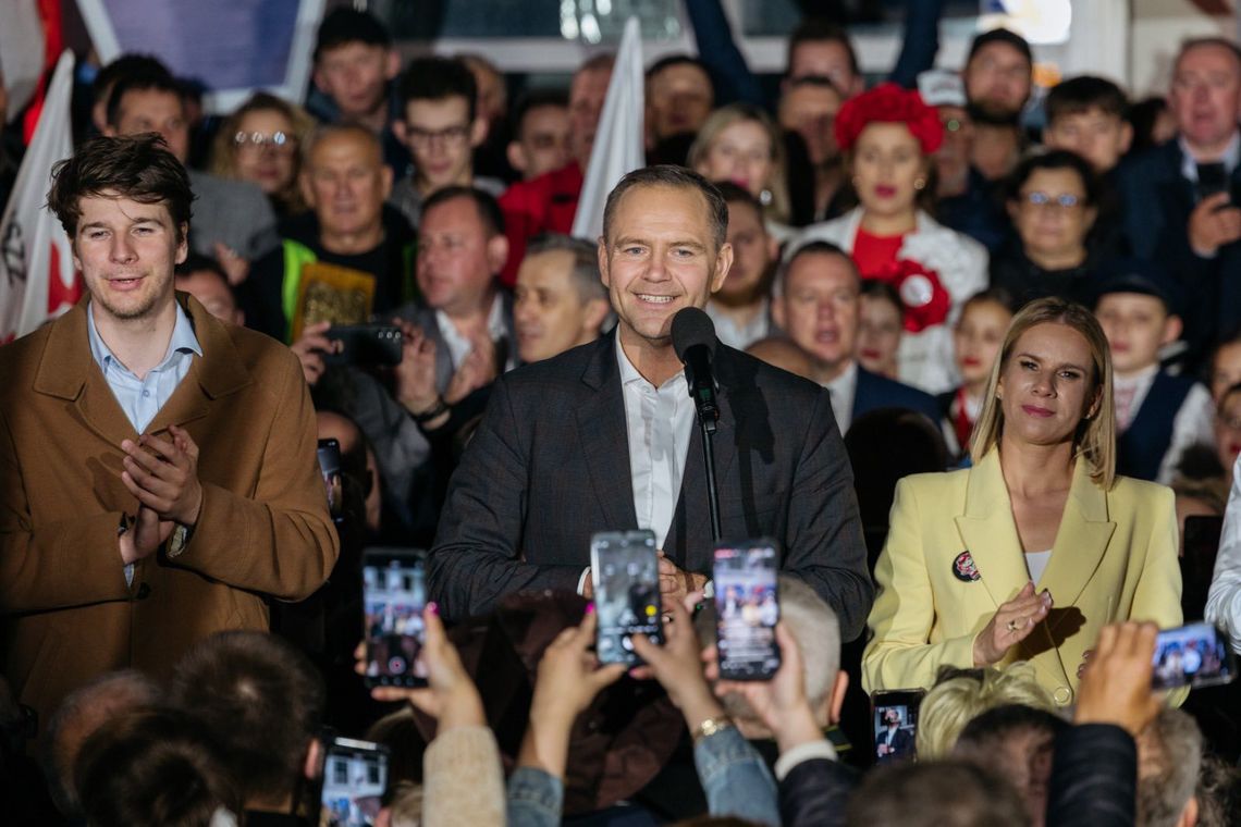 Nawrocki wyprzedza Trzaskowskiego w badaniu late poll