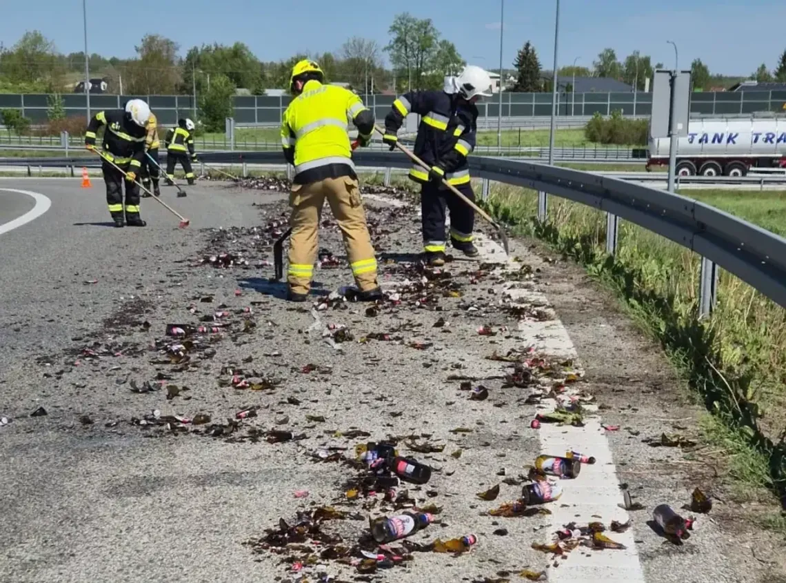 Niecodzienne zdarzenie na A4. Piwo wylało się z ciężarówki, strażacy w akcji