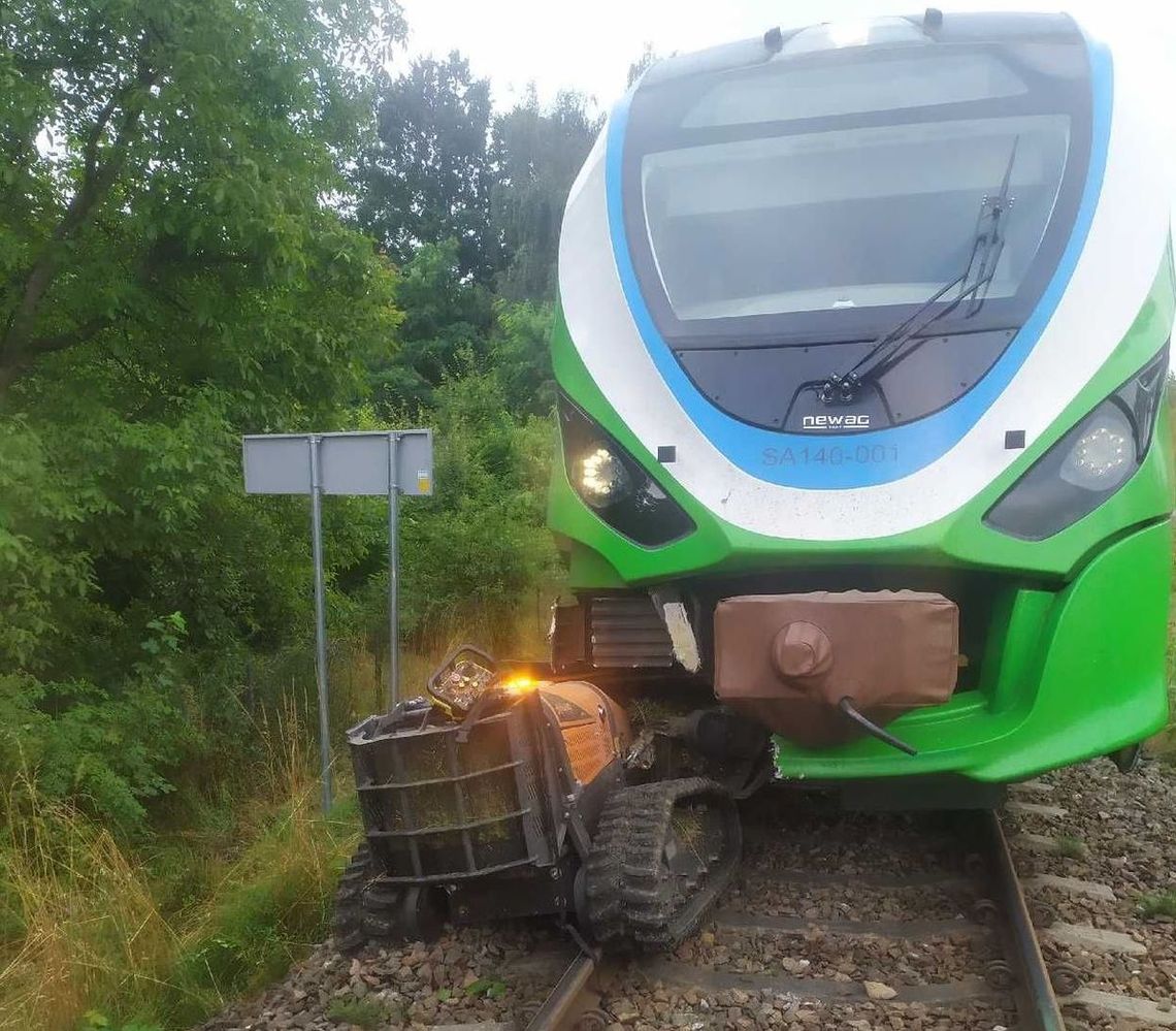 Niecodzienny wypadek. W Rzeszowie szynobus zderzył się z kosiarką