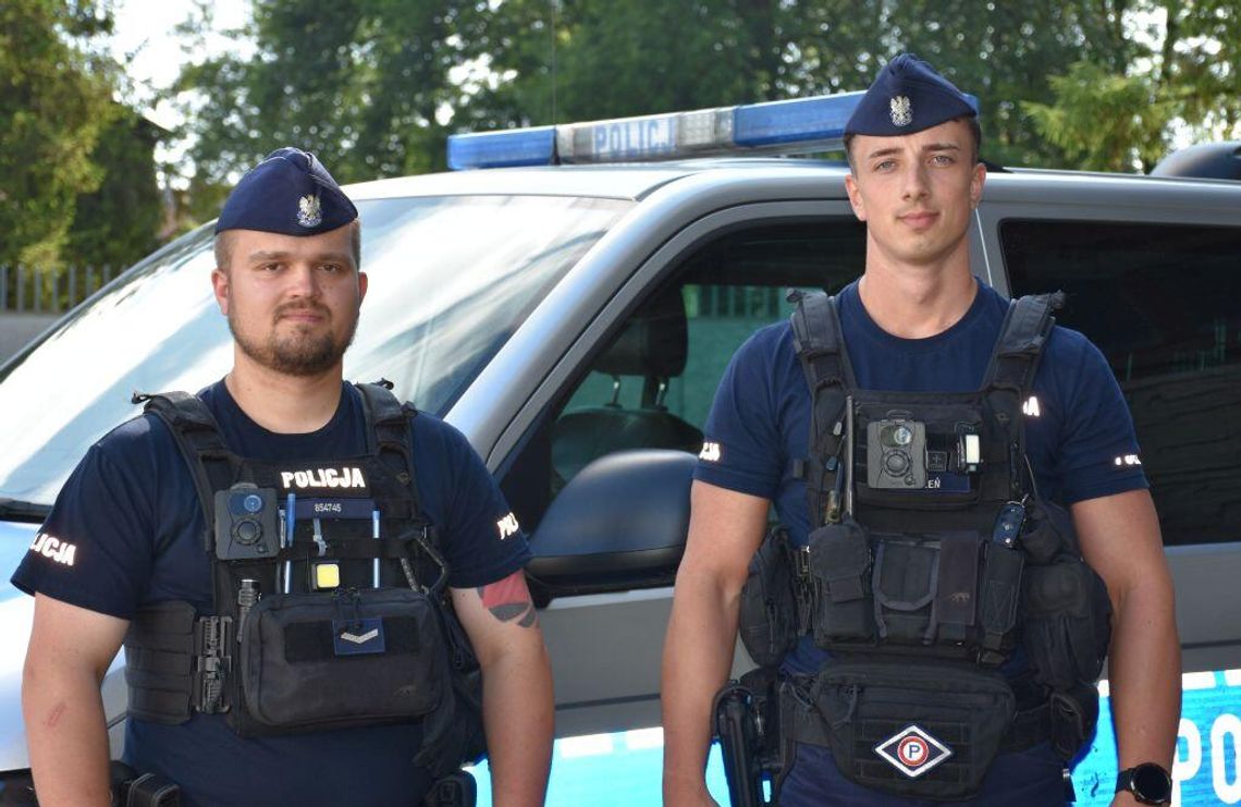 Niemowlę spadło z przewijaka. Policjanci błyskawicznie przewieźli je do szpitala [NAGRANIE]