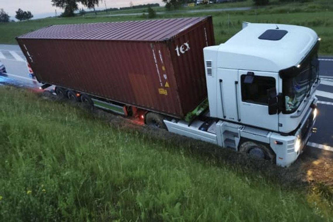 Nienadówka. Ciężarówka ugrzęzła na poboczu S19 /zdjęcia/