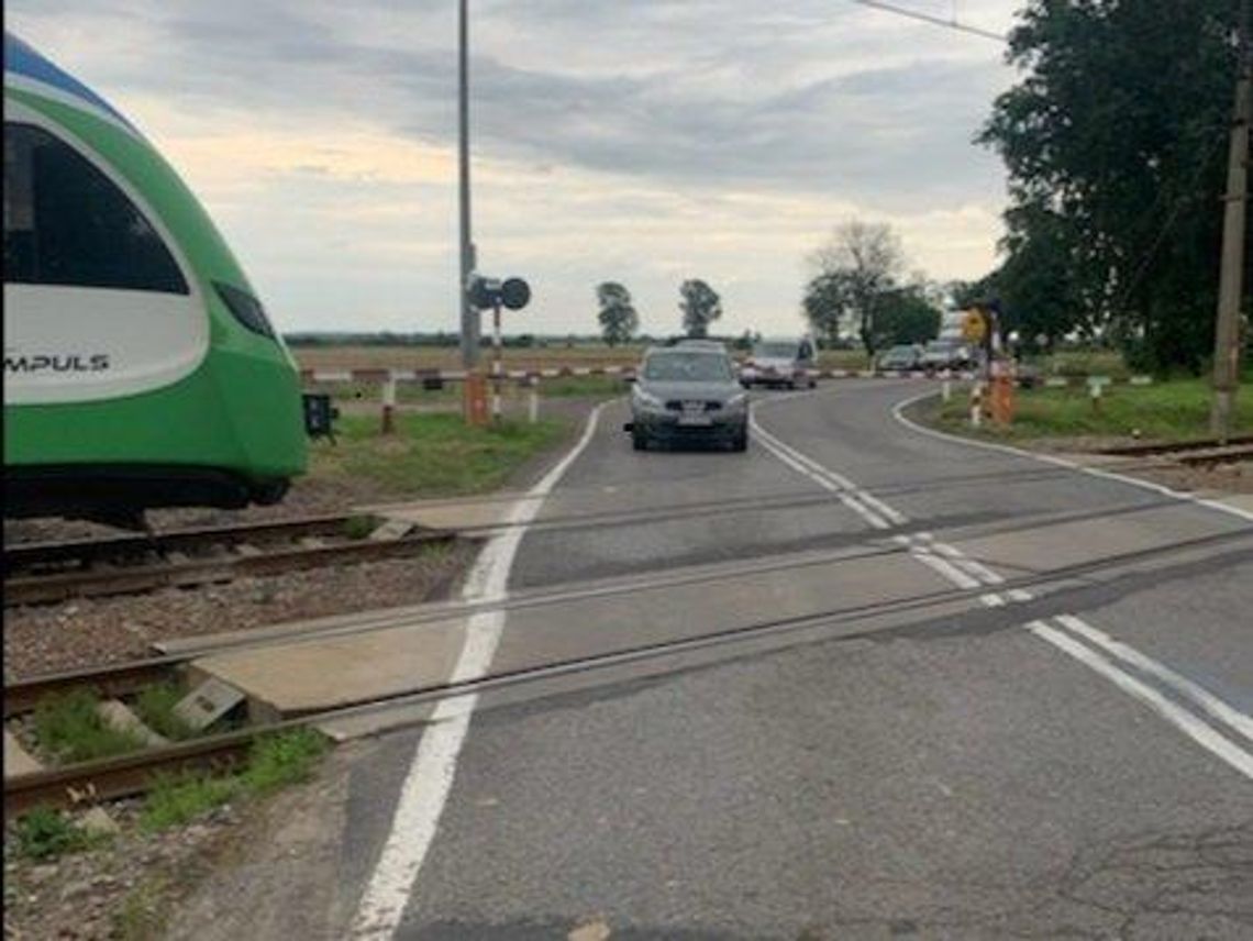 Nieostrożny kierowca utknął na przejeździe kolejowym