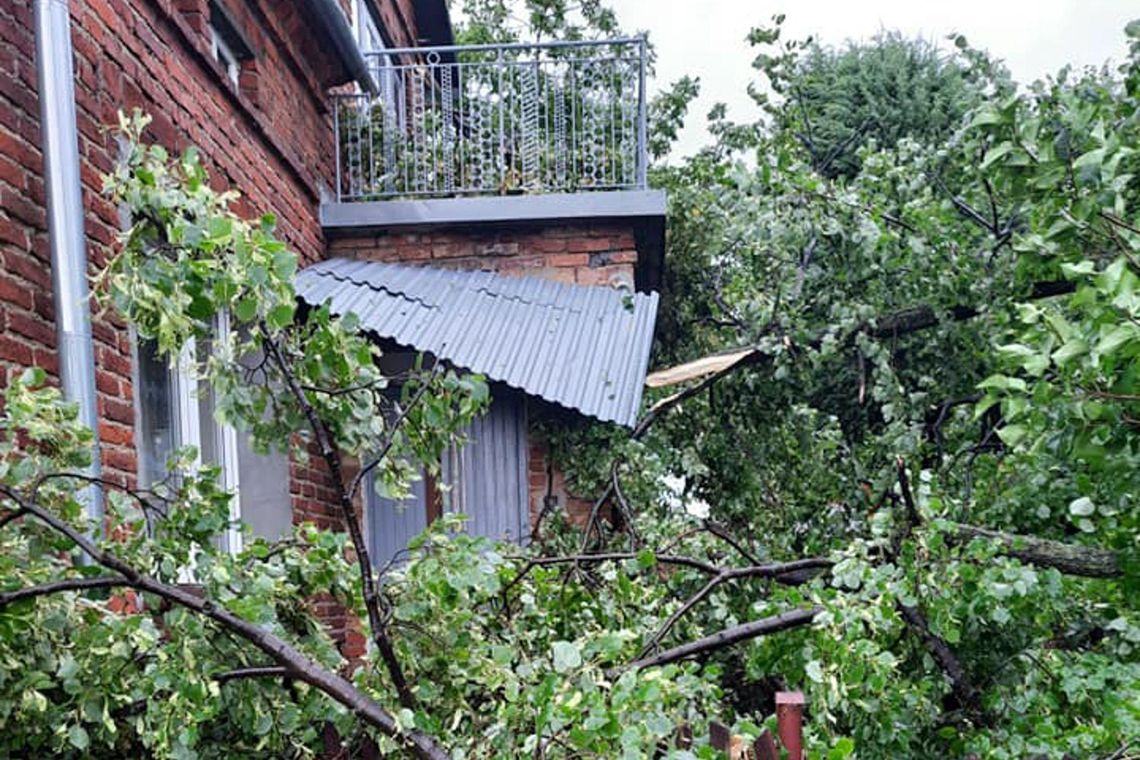 Niespodziewana nawałnica zaatakowała powiat strzyżowski! Zniszczyła domy