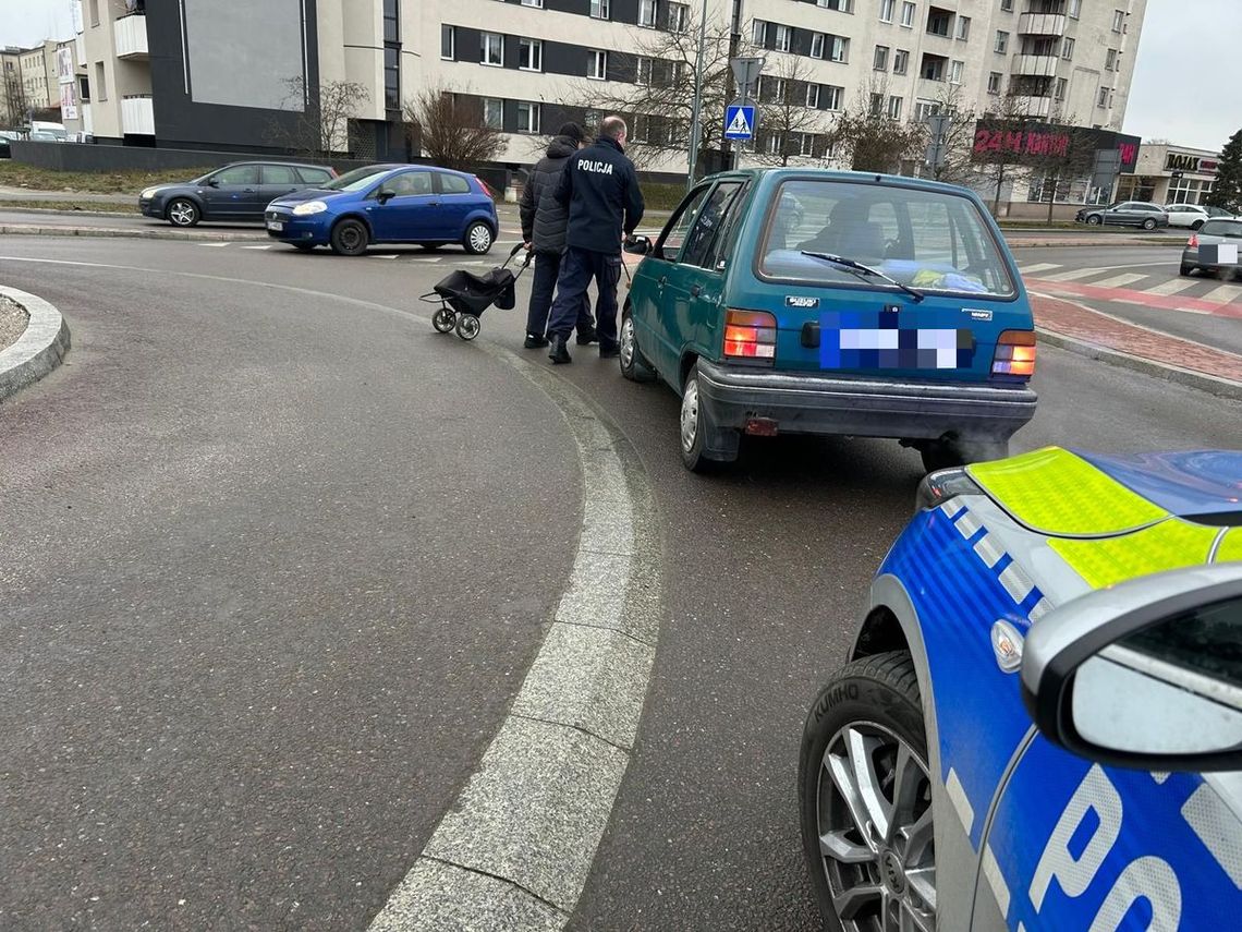 Nietypowa interwencja na rondzie. Policjanci pomogli mężczyźnie Nietypowa interwencja na rondzie. Policjanci pomogli mężczyźnie
