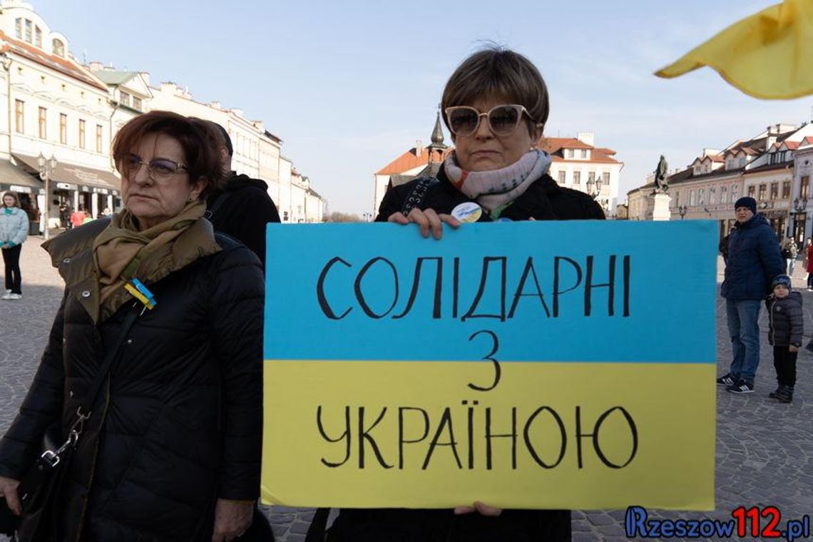 Nigdy więcej wojny. Manifestacja solidarności z Ukrainą na rzeszowskim rynku