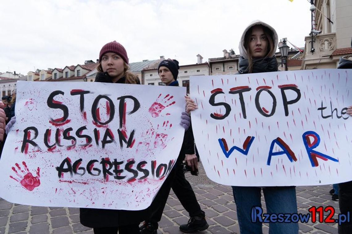 "Nigdy więcej wojny. Solidarni z Ukrainą". Manifestacja na rzeszowskim rynku