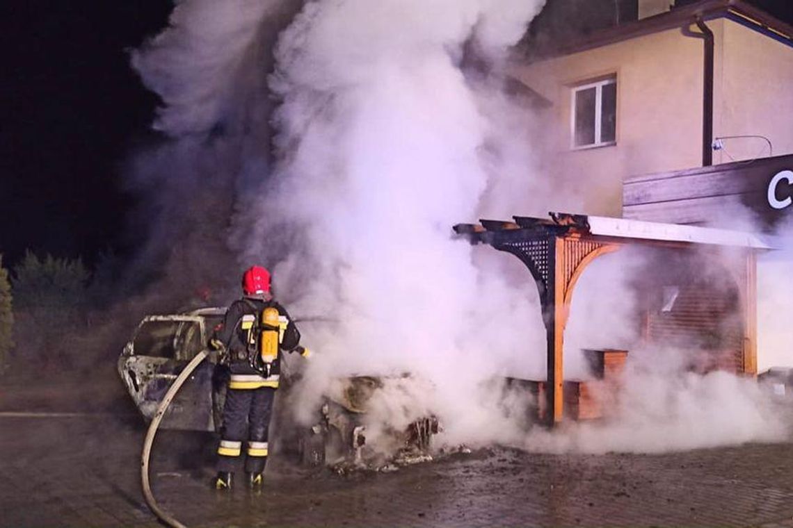 Nocny pożar samochodu osobowego w Głogowie Młp.