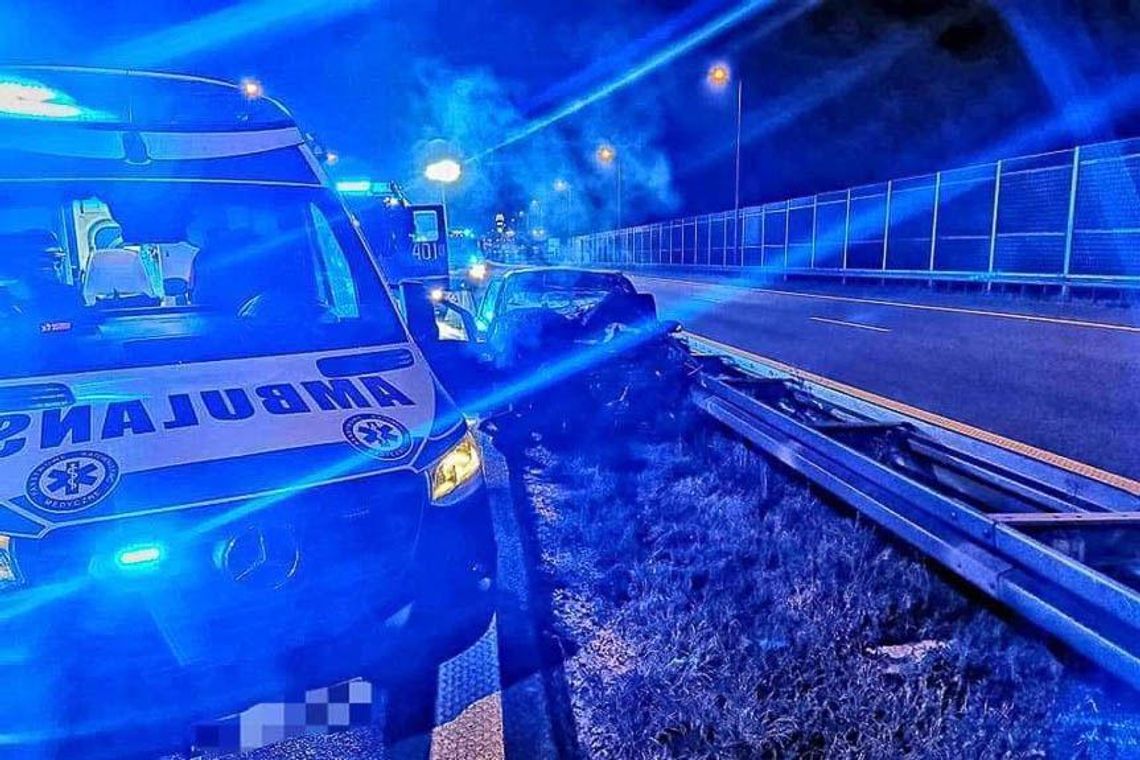 Nocny wypadek na S-19 w Terliczce. Auto wjechało w bariery