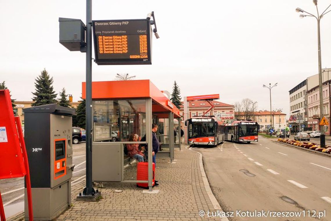 Nowe wiaty przystankowe i zatoczki w Rzeszowie