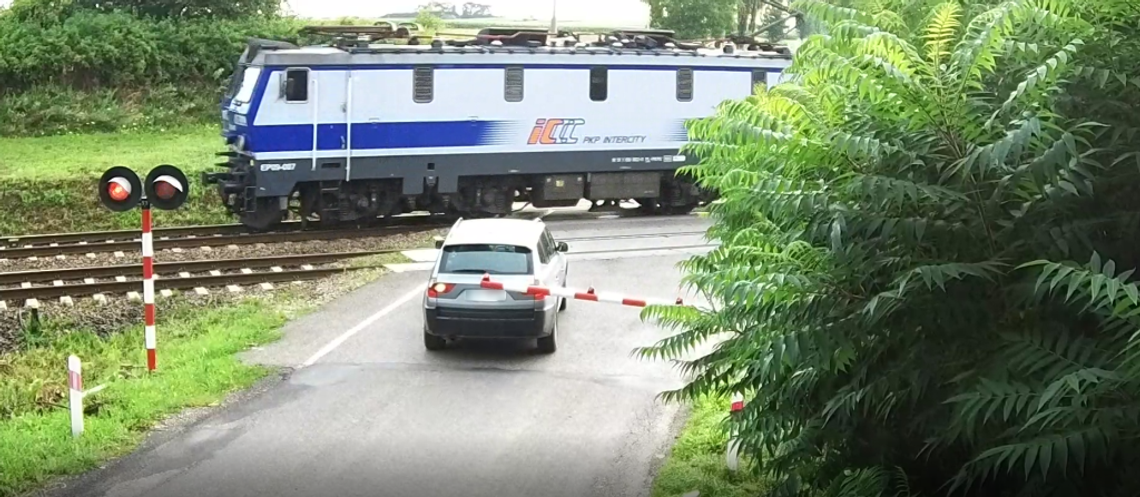 O krok od tragedii! Wjechał na przejazd kolejowy pomimo opuszczonych rogatek