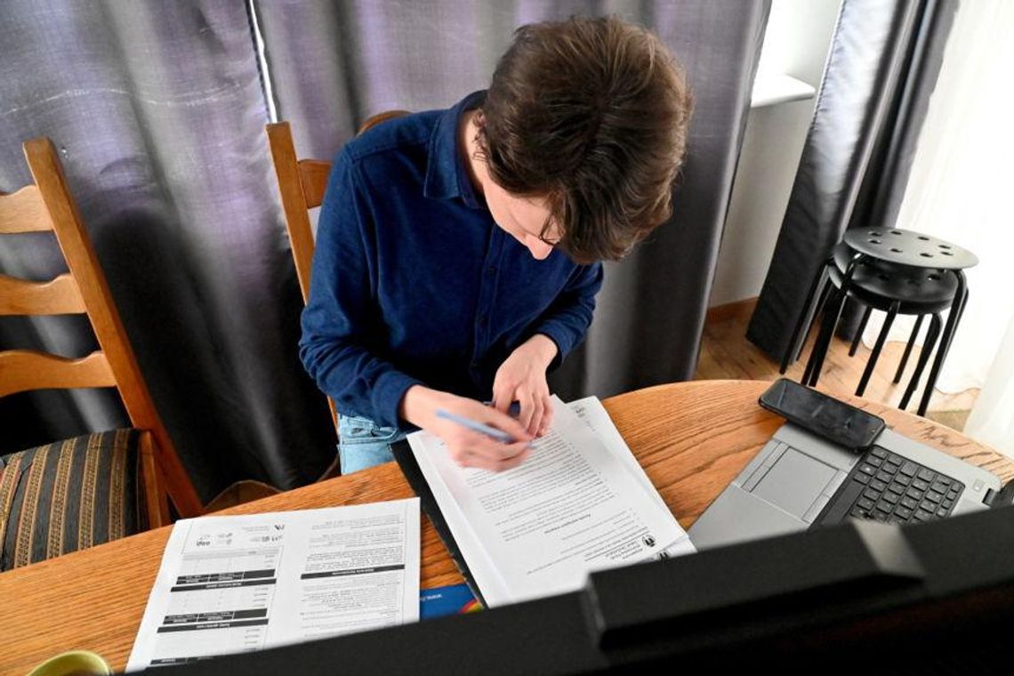 Od poniedziałku szkoły przechodzą na naukę zdalną