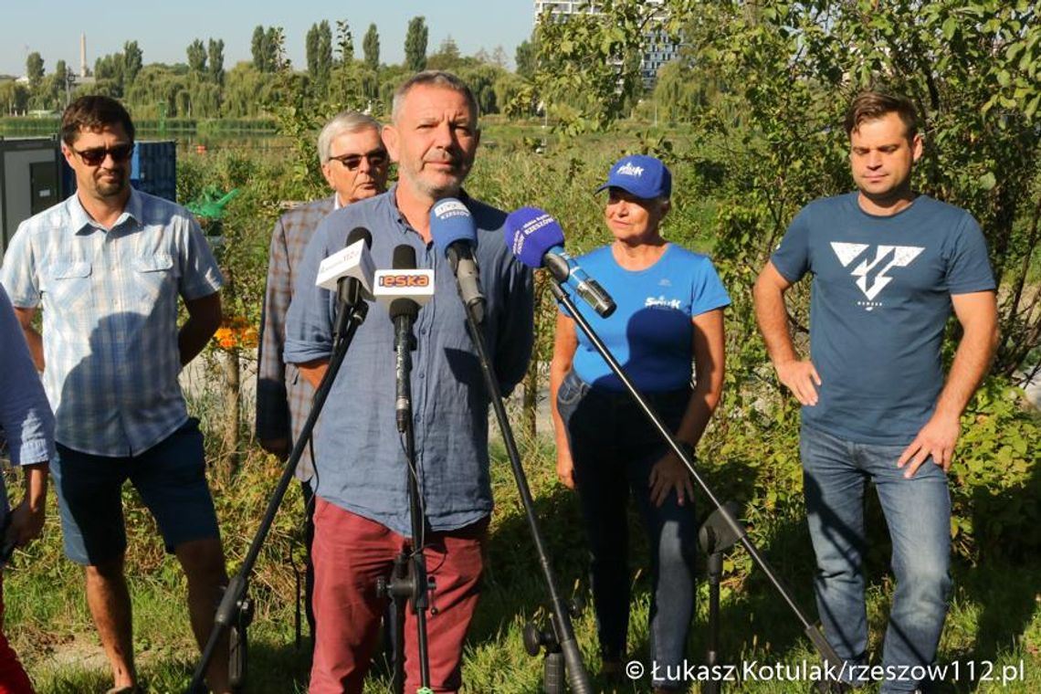 Odmulanie zalewu idzie jak po grudzie