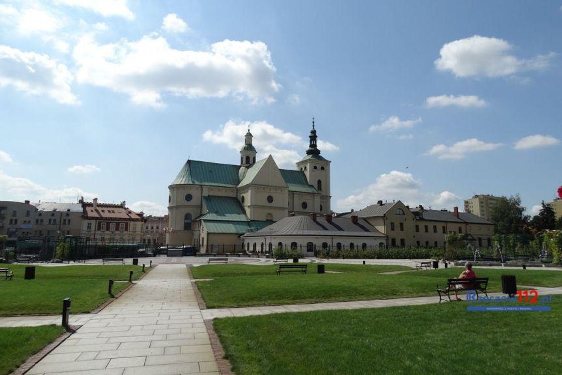 Ogrody Bernardyńskie zyskały opiekę miasta. Pomnik Czynu Rewolucyjnego już nie. Dlaczego?