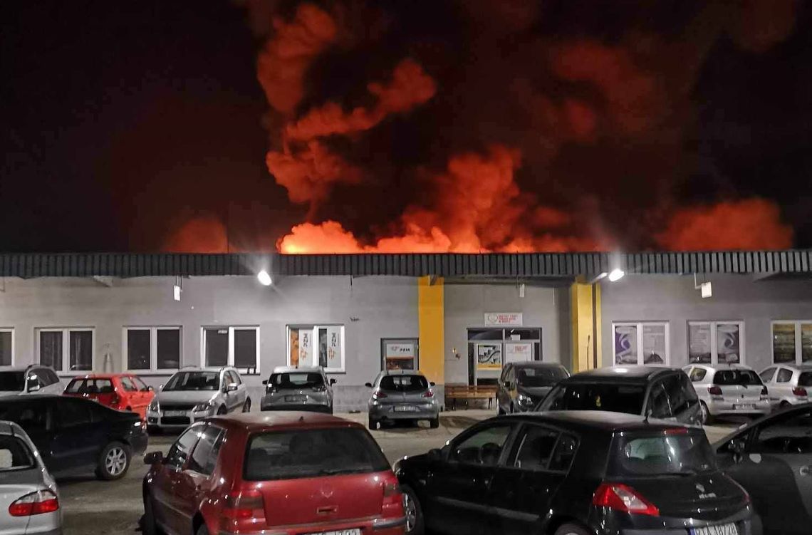 Ogromny pożar na terenie zakładu produkującego opony w Dębicy