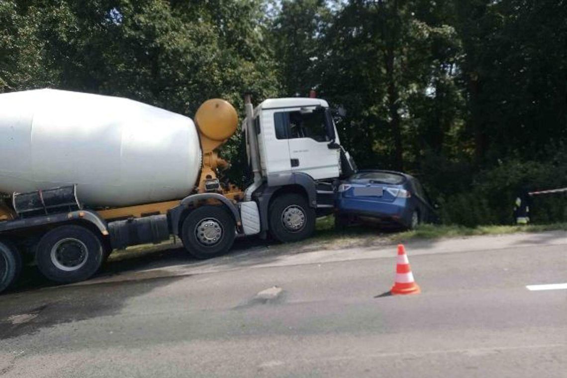 "Osobówka" uderzyła w samochód ciężarowy. 1 osoba ranna