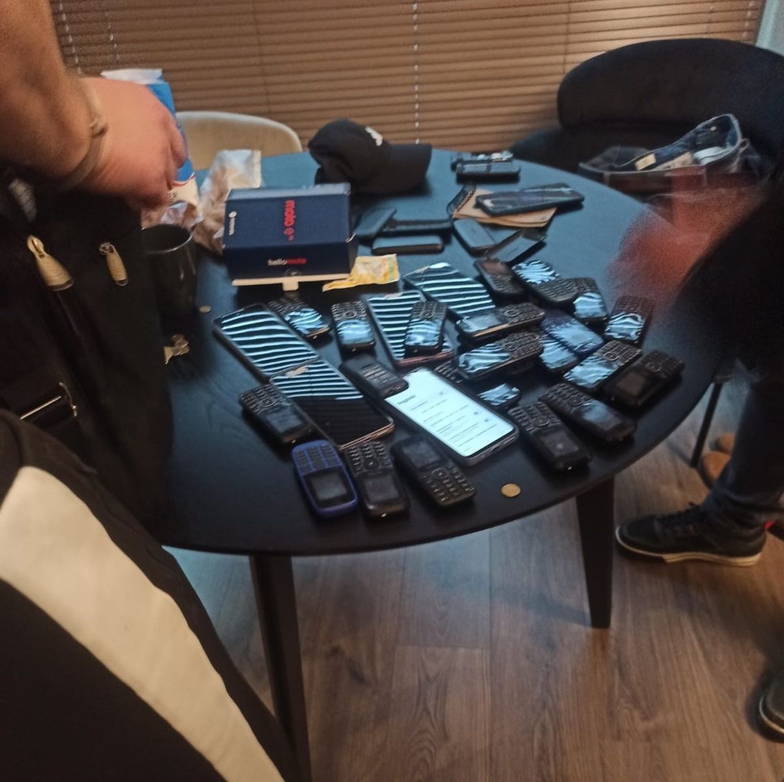 Oszukiwał "na blika". Policjanci zabezpieczyli 56 telefonów i 192 karty SIM Oszukiwał "na blika". Policjanci zabezpieczyli 56 telefonów i 192 karty SIM