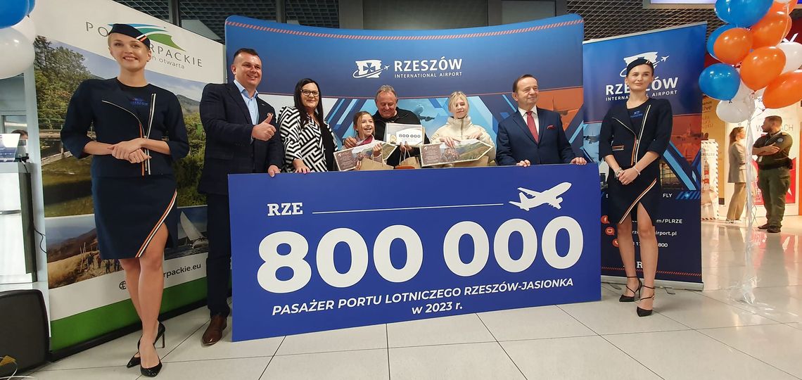 Pan Jacek z Łańcuta 800 tys. pasażerem lotniska Rzeszów - Jasionka w tym roku