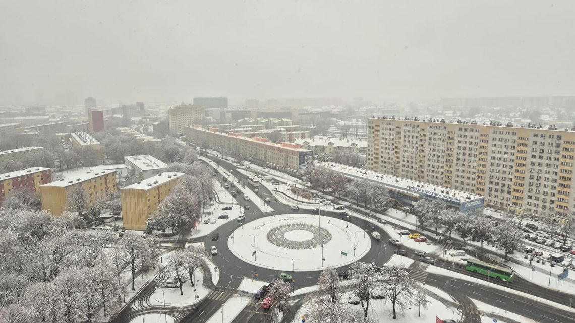 Pierwszy śnieg na Podkarpaciu: trudne warunki na drogach, służby w pełnej gotowości Pierwszy śnieg na Podkarpaciu: trudne warunki na drogach, służby w pełnej gotowości