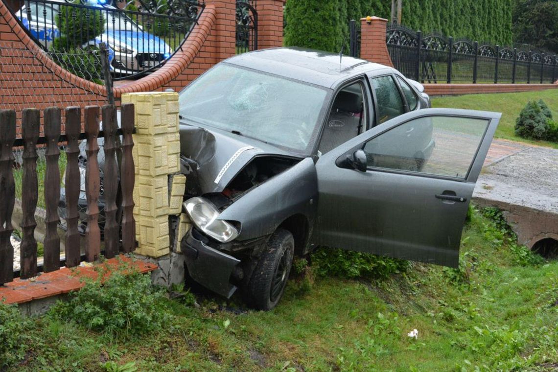 Pijana kobieta bez uprawnień zdemolowała autem cudzą posesję