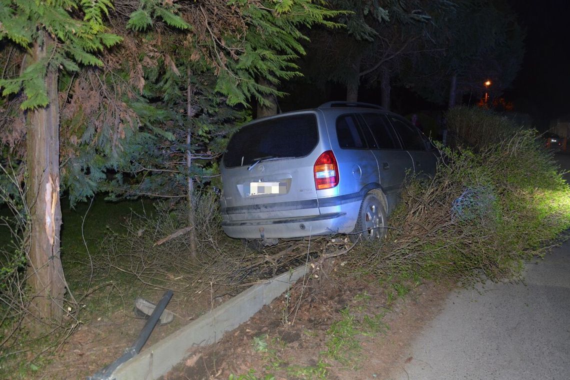 Pijany 16-latek rozbił opla na ogrodzeniu. Nie miał prawa jazdy, sprawą zajmie się sąd rodzinny Pijany 16-latek rozbił opla na ogrodzeniu. Nie miał prawa jazdy, sprawą zajmie się sąd rodzinny