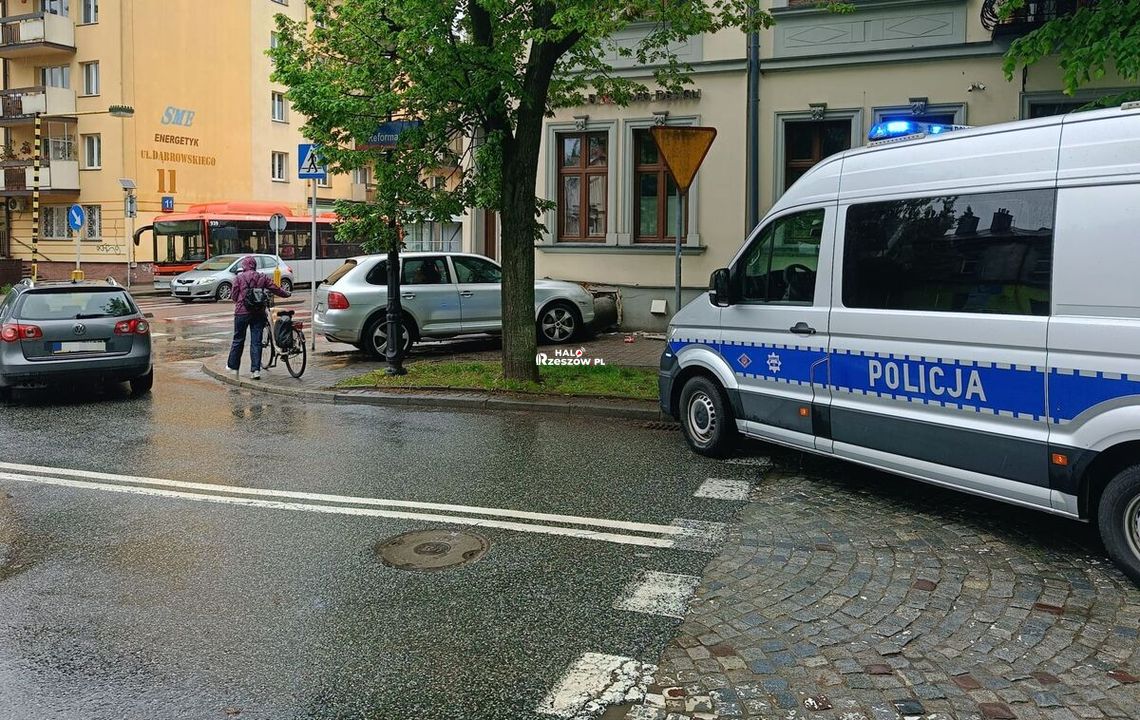 Pijany kierowca Porsche wjechał w ścianę budynku. Miał ponad 3 promile i zakaz prowadzenia