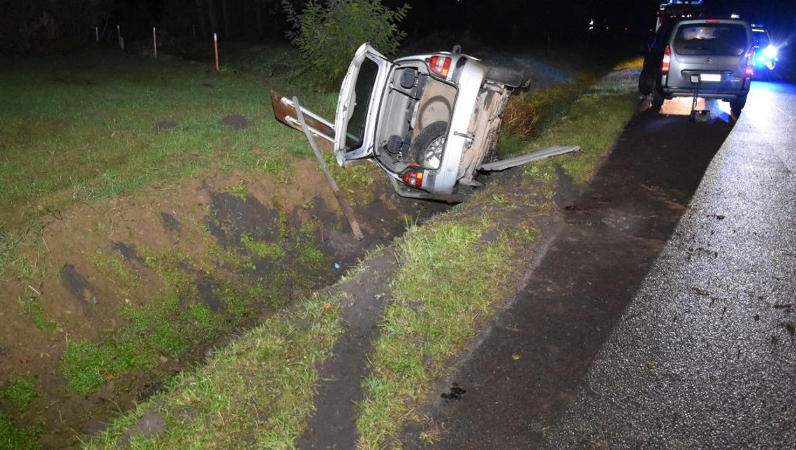 Pijany kierowca z zakazem prowadzenia pojazdów wjechał do rowu