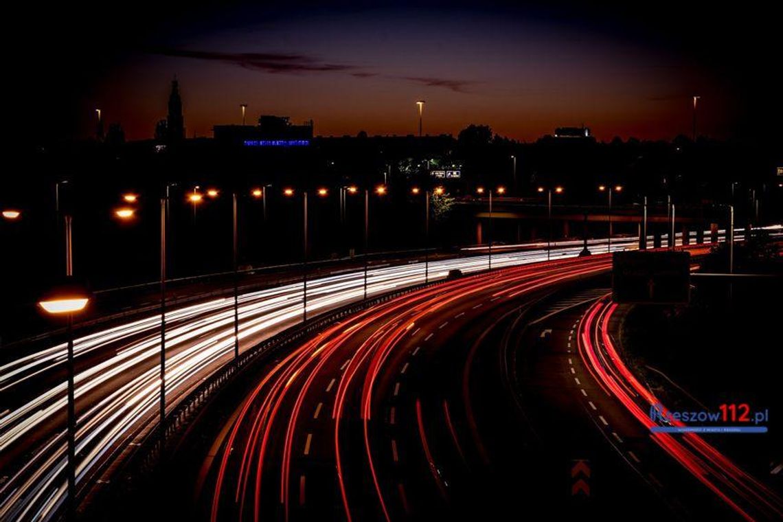 Pijany mężczyzna pchał swoje auto autostradą