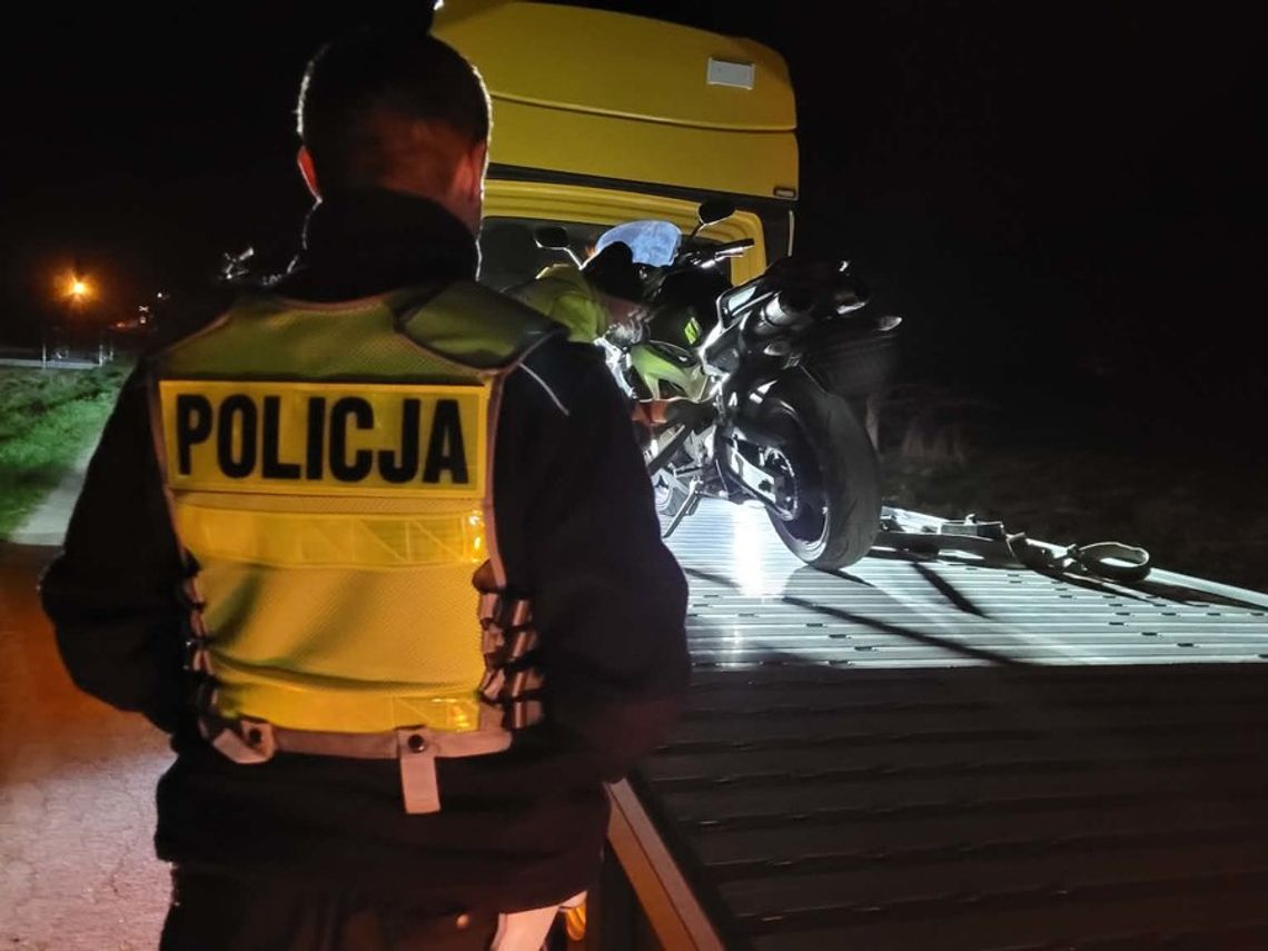 Pijany motocyklista uciekał przed policją. Przewrócił się na polu, teraz grożą mu surowe kary. Pijany motocyklista uciekał przed policją. Przewrócił się na polu, teraz grożą mu surowe kary.