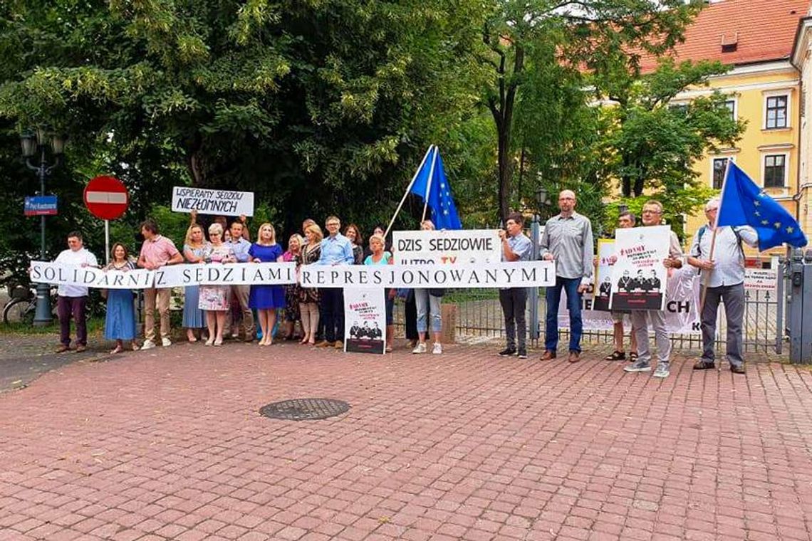 Pikietowali na znak solidarności z represjonowanymi sędziami