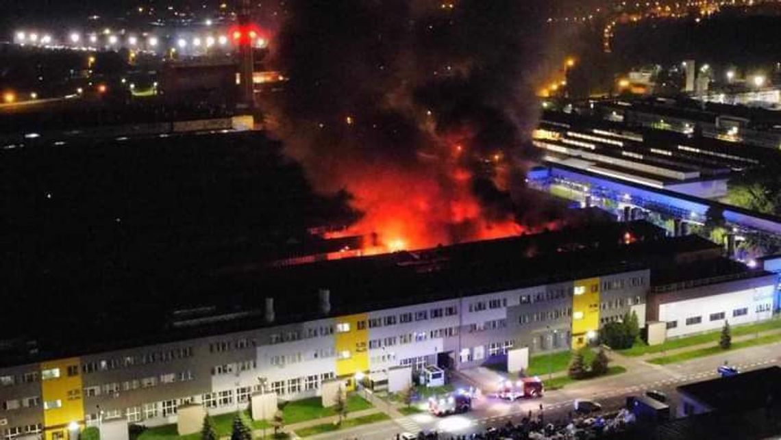 Płonie zakład produkujący opony w Dębicy. Burmistrz apeluje do mieszkańców [ZDJĘCIA]